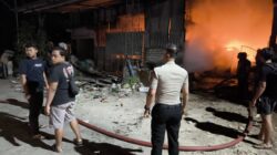 Respon Cepat Laporan 110, Polres Lamongan Bantu Tangani Kebakaran Gudang di Sukodadi