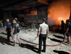Respon Cepat Laporan 110, Polres Lamongan Bantu Tangani Kebakaran Gudang di Sukodadi