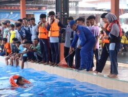 Satpolairud Polres Lamongan Bekali Santri Al Manar Keterampilan Berenang dan Pertolongan di Air