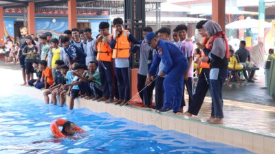 Satpolairud Polres Lamongan Bekali Santri Al Manar Keterampilan Berenang dan Pertolongan di Air