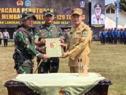 Dansatgas TMMD 129 Serahkan Naskah Hasil Pembangunan Kepada Bupati Lamongan Saat Upacara Penutupan