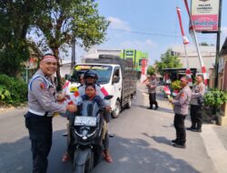 Polres Lamongan Bagikan 2.000 Bendera Merah Putih, Semarakkan HUT Ke-81 Kemerdekaan RI